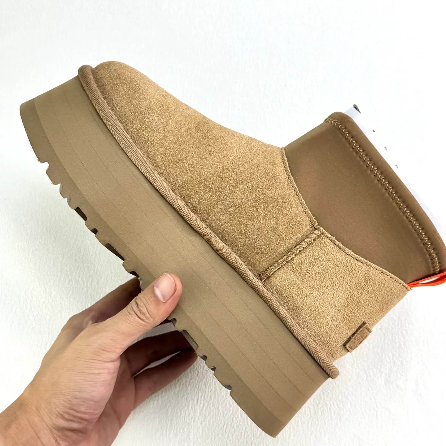 Self-pickup 💰480 Dilireba's same style short boots 2024 latest short elastic boots UGG Dipp boots Mini elastic all-in-one snow boots Short, low, elastic, thick sole 5CM style Upper design Made of high-quality suede, easy to care for, comfortable and fashionable at the same time. The inner material of the shoe is made of wool. It is warm and heat-locking to keep you warm in the winter. Sole design is lightweight and cushioning, making it comfortable to go out on the street. EVA outer disc makes walking easier FD official item number: 1168170 Size: 35 36 37 38 39 40